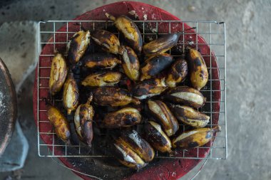 Tay street gıda pazarı veya restoran Tayland satışa kavrulmuş ya da kızarmış muz