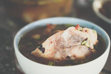 Sıcak ve Tay sokak gıda pazarı veya restoran Tayland satılık deniz mahsulleri çorbası (Tom Yum) ekşi