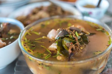 Sıcak ve Tay sokak gıda pazarı veya restoran Tayland satılık deniz mahsulleri çorbası (Tom Yum) ekşi