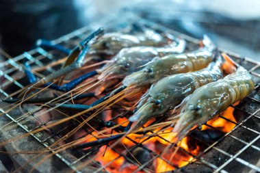 Izgara karides (Dev tatlı su karidesi) Bangkok Tayland 'da Tayland sokak gıda pazarında ya da restoranda mangal kömürü satışı