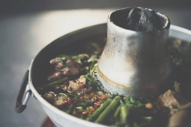 Kızarmış sığır eti güveç Tay street gıda pazarında Satılık sebze veya restoran Tayland ile et tendon çorba güveç (Ekaehla et) ile temizleyin