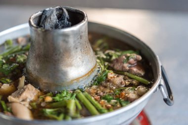 Kızarmış sığır eti güveç Tay street gıda pazarında Satılık sebze veya restoran Tayland ile et tendon çorba güveç (Ekaehla et) ile temizleyin