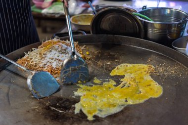 Kızarmış şehriye Tay tarzında (Pad Tay) Tay sokak gıda pazarı veya restoran Tayland Satılık