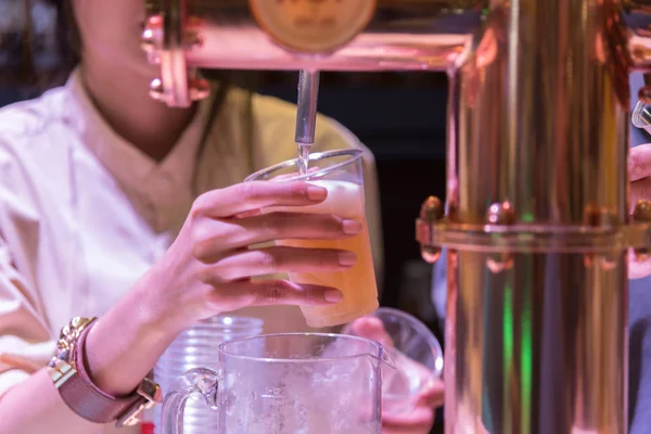 Bangkok Thailand Juni 2017 Unidentified Barman Barman Gieten Een Tapbiertje — Stockfoto