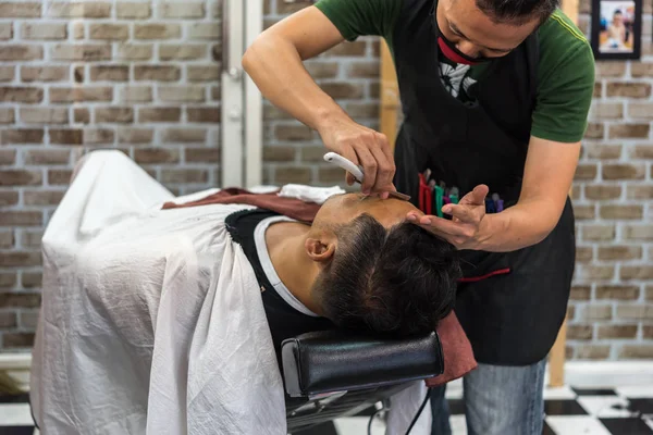 Bangkok Tayland Temmuz 2017 Kuaför Saç Kesimi Adam Müşteri Olarak — Stok fotoğraf