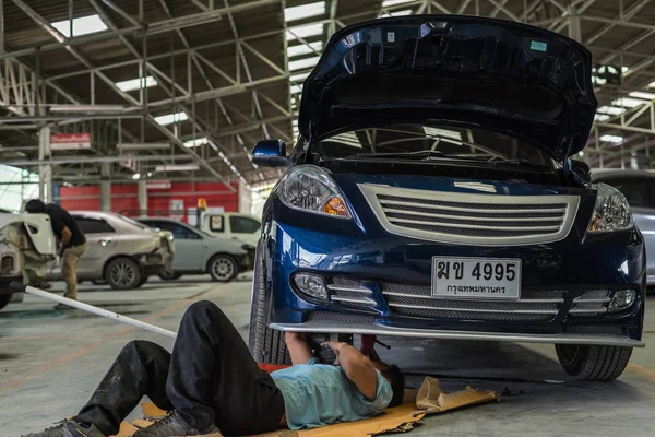 Bangkok Thailand August 2017 Unidentified Car Mechanic Serviceman Disassembly Checking — Stock Photo, Image