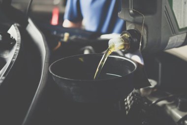 Araba tamircisi veya asker bir taze yağ motor yağı araç garaj, onarım veya bakım için bir araba doldurur