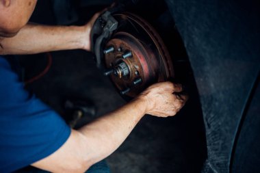 Araba tamircisi veya disk fren ve asbest fren balataları araba kullanmak için bir bölümü durdur arabayı güvenliği ön kontrol asker bu yeni yedek tekerlek Araba garajda onarım için bölüm
