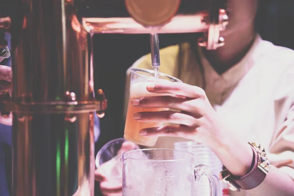 Barman Barman Gieten Een Tapbiertje Pils Uit Bier Kraan Teller — Stockfoto