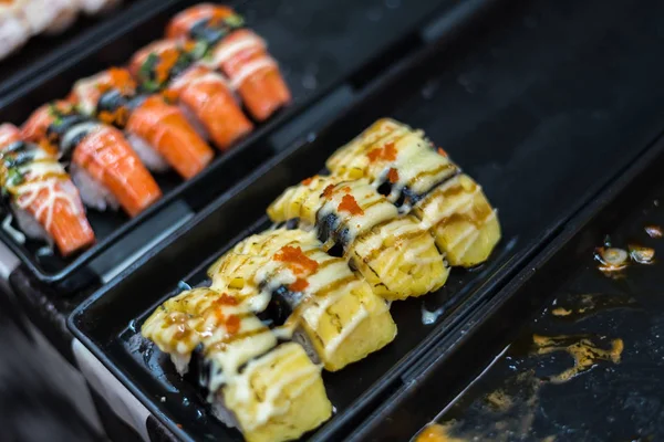 Comida Japonesa Conjunto Diferentes Tipos Sushi Com Salada Algas Marinhas — Fotografia de Stock