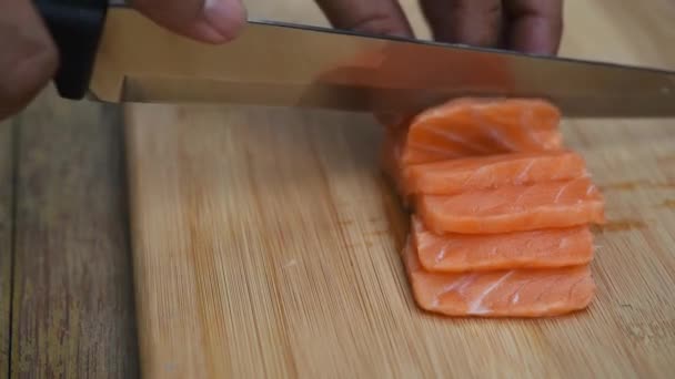 Koki Asia Mengiris Salmon Dengan Pisau Pada Dada Untuk Makanan — Stok Video
