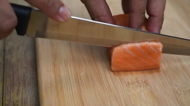 亚洲厨师用刀切鲑鱼刨花板日本美食美味的鱼 包括非常新鲜的生鱼片鲑鱼 切成薄片 配萝卜切片在日本餐厅 — 图库视频影像