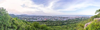 Prachuap Khiri Khan, Tayland - 17 Haziran 2017: Panorama cityscape görünümü Hua Hin Dağ. Hua Hin Tayland güzel plaj, deniz, otel ve resort, Prachuap Khiri Khan seyahat için bir şehirdir.