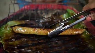 Kavrulmuş ya da ızgara Notrhern Tay baharatlı sucuk (Sai Aua) Tay sokak gıda pazarı veya restoran Tayland Satılık