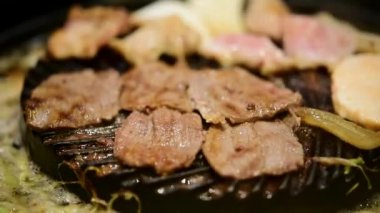 Çiğ et sığır eti ve domuz eti (Barbekü, Barbekü) wagyu Izgara Barbekü. yakiniku Izgara restoranında açık büfe yemek yiyecek ızgara