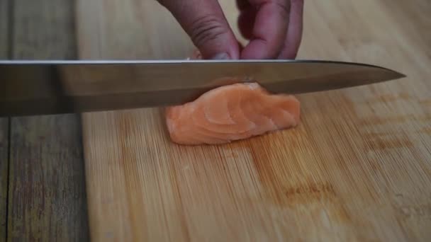 Plátek Lososa Nožem Boad Pro Japonské Jídlo Pochoutka Obsahující Losos — Stock video