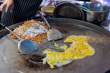 Kızarmış şehriye Tay tarzında (Pad Tay) Tay sokak gıda pazarı veya restoran Tayland Satılık
