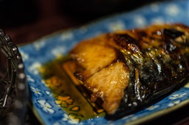 Tay street gıda pazarı veya restoran Tayland satışa soya sosu (Saba Teriyaki) Saba balık ızgara