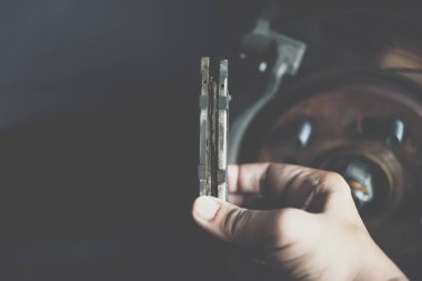 Araba tamircisi veya disk fren ve asbest fren balataları araba kullanmak için bir bölümü durdur arabayı güvenliği ön kontrol asker bu kullanılmış tekerlekli araç garaj değişiminde için eski bölümü