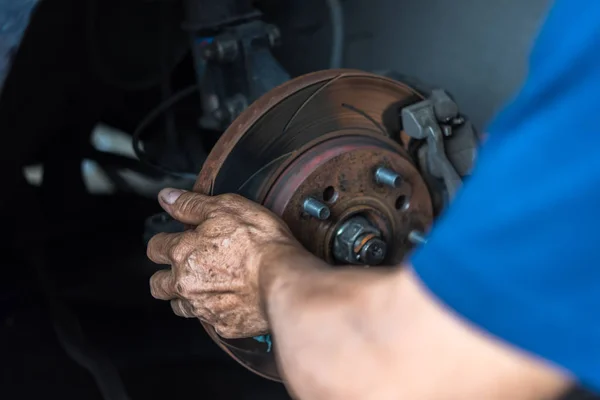 Kfz Mechaniker Oder Servicetechniker Überprüfen Eine Scheibenbremse Und Asbest Bremsbeläge — Stockfoto