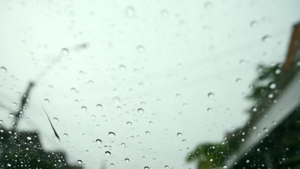 Вода Падає Парою Дощу Віконне Скло Автомобіля Після Дощу — стокове відео