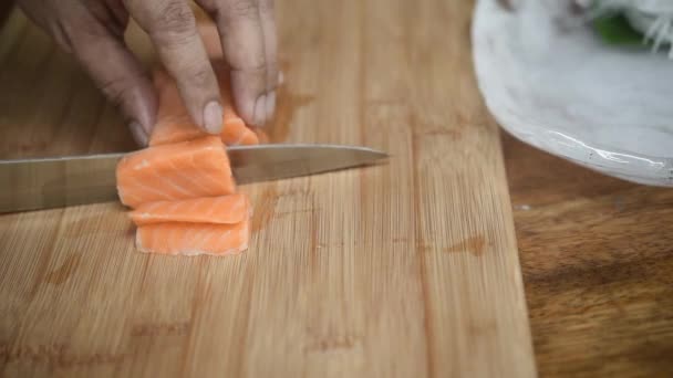 Asiatico Chef Fetta Salmone Coltello Tavola Delicatezza Alimentare Giapponese Costituito — Video Stock