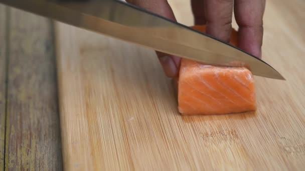 Asiatischer Koch Schneidet Lachs Mit Messer Auf Brett Für Japanische — Stockvideo