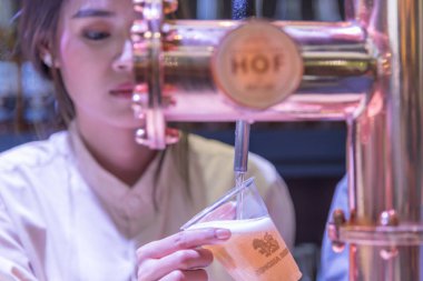 Bangkok, Tayland - 3 Haziran 2017: Tanımlanamayan barmen veya sayaç bira musluğu hizmet veren bir restoran veya pub için bir fıçı bira bira dökme barmen.