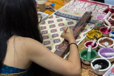Bangkok, Tayland - 16 Haziran 2018: tanımlanamayan Tay sanatçı Ayutthaya geleneksel çağdaş moda tarafından Tay ipek tasarım yapmak için şeritli bir Tay sanat çizim