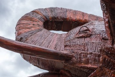 Prachuap Khiri Khan, Tayland - 25 Ağustos 2018: Wat Huay Mongkol Tapınağı'nda oyma fil Thap Tai, Hua Hin bölge Budist Tapınağı ahşaptır