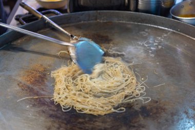 Kızarmış şehriye Tay tarzında (Pad Tay) Tay sokak gıda pazarı veya restoran Tayland Satılık