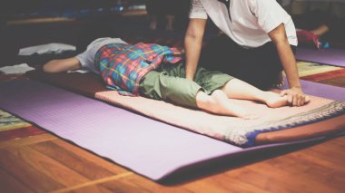 Taylandlı kadın tedavi ağrıları için hizmet geleneksel Tay masajı almak ve ağrıları.