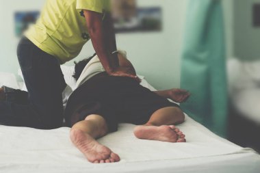 Taylandlı kadın tedavi ağrıları için hizmet geleneksel Tay masajı almak ve ağrıları.