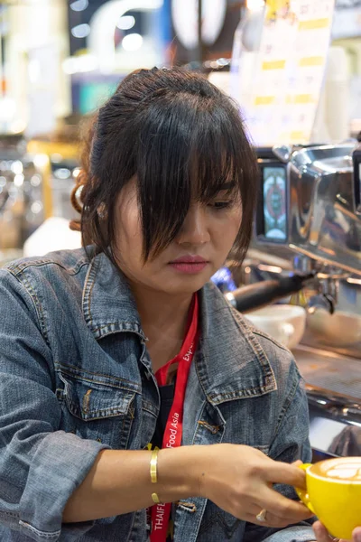 Bangkok Tailandia Junio 2017 Barista Mujer Identificada Vertiendo Espuma Café — Foto de Stock