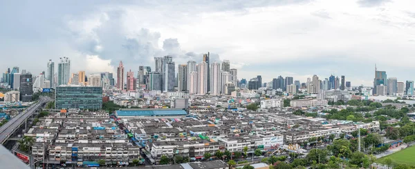 バンコク タイ王国 2018 都市景観とバンコクの高層ビルから嵐の雲空での都市の建物 バンコクは 資本とタイの最も人口の多い都市 — ストック写真