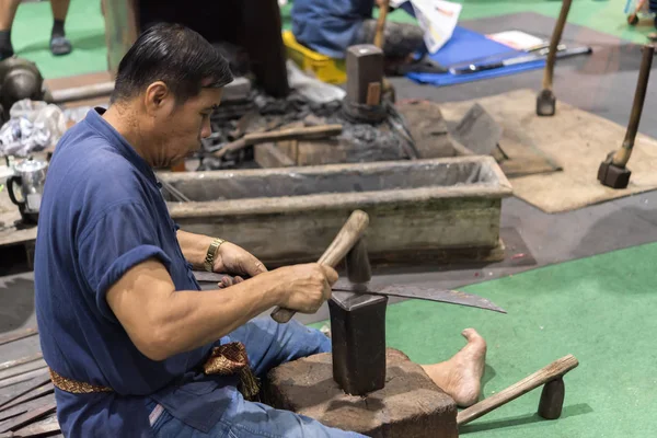 Bangkok Tailandia Junio 2018 Herrero Identificado Cuchillo Profesional Golpea Cuchillo — Foto de Stock