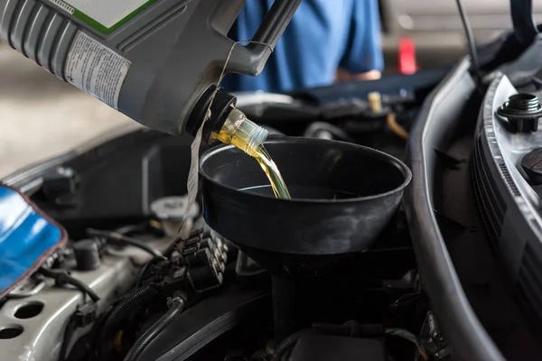 Auto Mechanik Nebo Servisman Vyplní Čerstvého Maziva Motorového Oleje Garáži — Stock fotografie