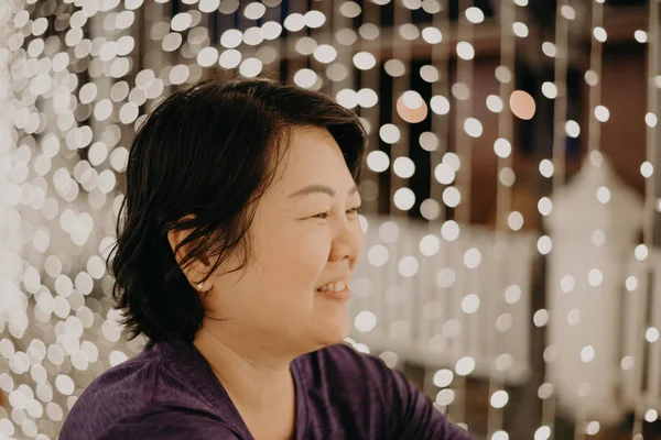 Mujer Asiática 40S Regordeta Cuerpo Moda Feliz Para Relajarse Noche — Foto de Stock