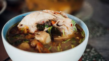 Sıcak ve Tay sokak gıda pazarı veya restoran Tayland satılık deniz mahsulleri çorbası (Tom Yum) ekşi