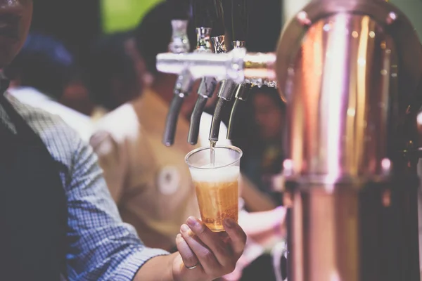 Barman Barman Gieten Een Tapbiertje Pils Uit Bier Kraan Teller — Stockfoto