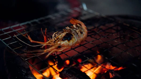 在泰国曼谷的泰国街头食品市场或餐馆 用木炭烤虾 巨型淡水虾 — 图库照片