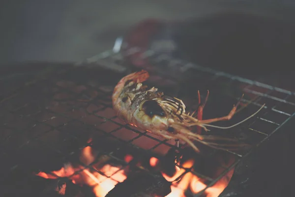 在泰国曼谷的泰国街头食品市场或餐馆 用木炭烤虾 巨型淡水虾 — 图库照片