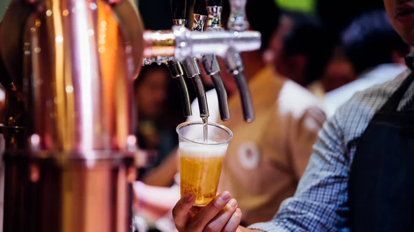 Barman Barman Gieten Een Tapbiertje Pils Uit Bier Kraan Teller — Stockfoto
