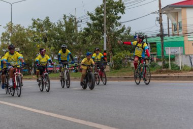 Ang Thong, Tayland - 9 Aralık 2018: Ang Thong yolda atlamak bisiklet BM AI Rak 2018 olayda. Çok sayıda büyük yollar Tayland ülke genelinde yapılacak Bisiklet BM AI Rak olayın kapatıldı