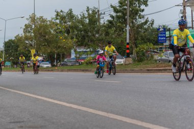 Ang Thong, Tayland - 9 Aralık 2018: Ang Thong yolda atlamak bisiklet BM AI Rak 2018 olayda. Çok sayıda büyük yollar Tayland ülke genelinde yapılacak Bisiklet BM AI Rak olayın kapatıldı