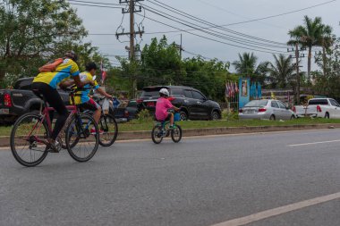 Ang Thong, Tayland - 9 Aralık 2018: Ang Thong yolda atlamak bisiklet BM AI Rak 2018 olayda. Çok sayıda büyük yollar Tayland ülke genelinde yapılacak Bisiklet BM AI Rak olayın kapatıldı