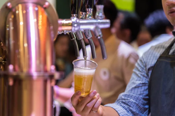 Bangkok Thailand Juni 2017 Unidentified Barman Barman Gieten Een Tapbiertje — Stockfoto