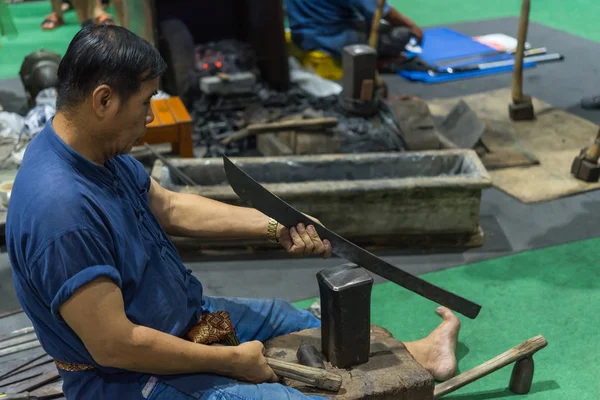 Bangkok Tailandia Junio 2018 Herrero Identificado Cuchillo Profesional Golpea Cuchillo — Foto de Stock