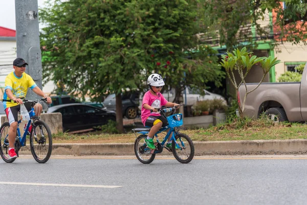 Ang Thong, Tayland - 9 Aralık 2018: Ang Thong yolda atlamak bisiklet BM AI Rak 2018 olayda. Çok sayıda büyük yollar Tayland ülke genelinde yapılacak Bisiklet BM AI Rak olayın kapatıldı