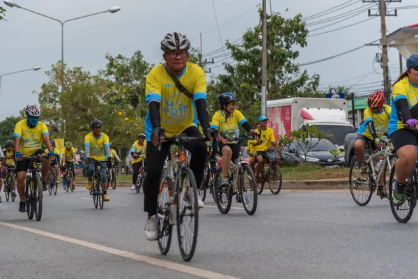 泰国昂通 2018年12月9日 自行车 Rak 2018 Ang Thong 绕行公路上的活动 泰国的许多主要道路都被关闭 参加将在全国各地举行的自行车 — 图库照片
